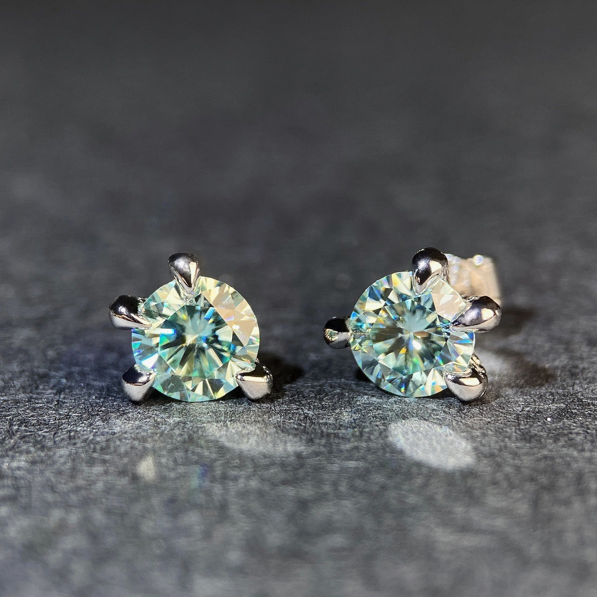 "Aegon" 0.5ct/1ct Dragon Claw Moissanite Earring Studs