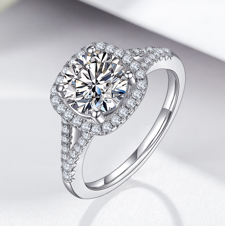 "The Queen" Round Cut Moissanite Ring
