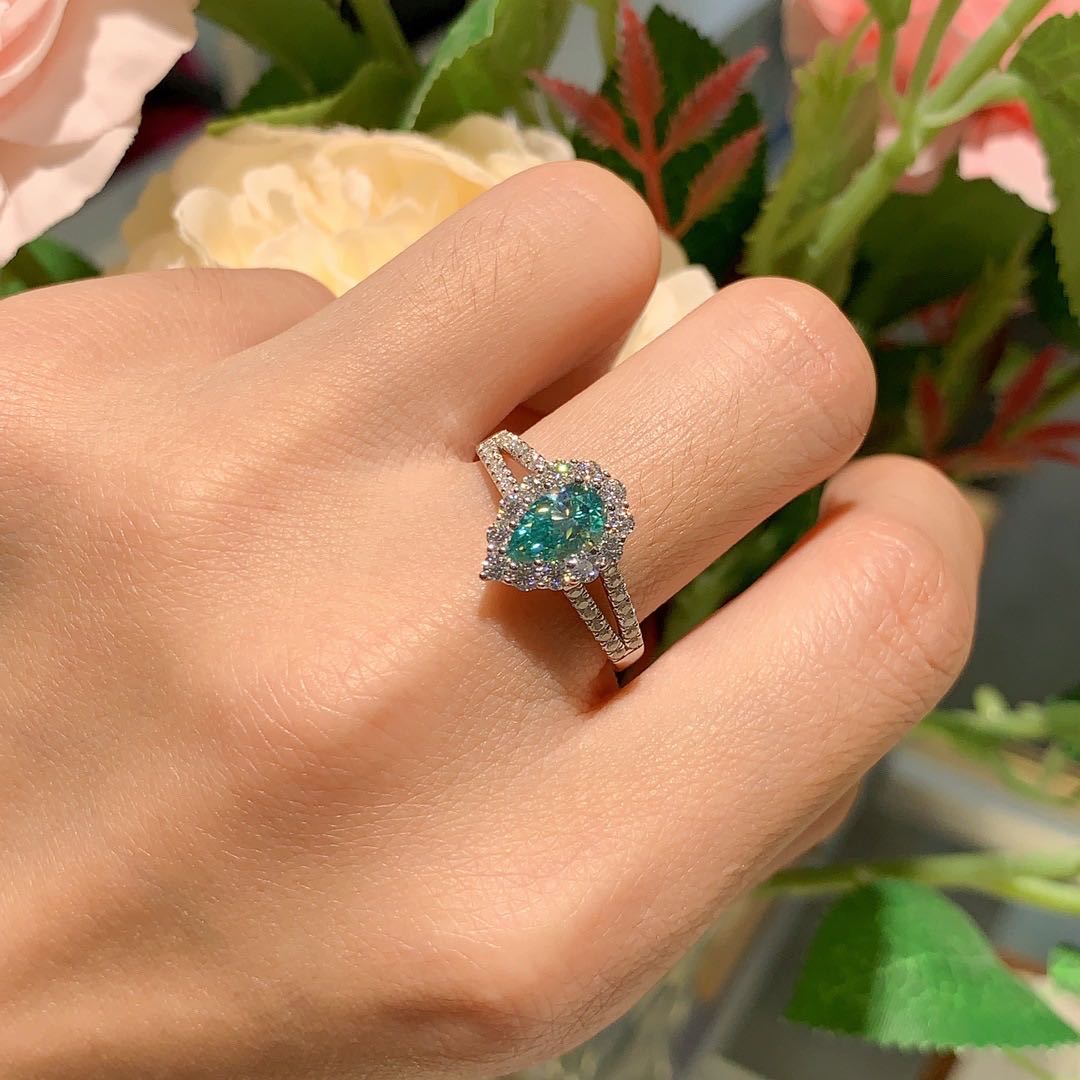 Farbenfroher Moissanit - „Julia“ 1 Karat Moissanitring im Birnenschliff