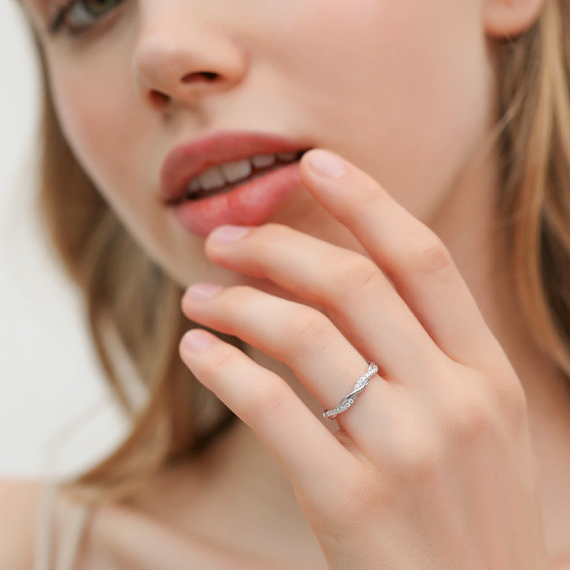 Zierlicher Twisted Vine Moissanit Ring S925