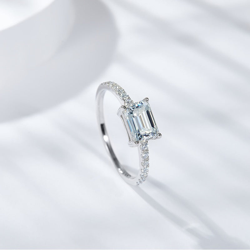 Farbenfroher Moissanit - "Sara" Smaragdschliff 1ct Moissanitring