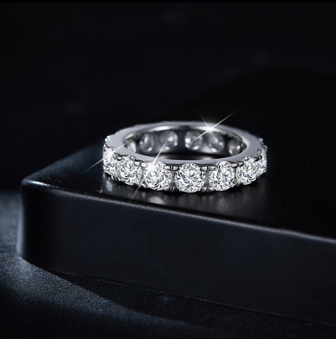 The "Noble" 0.3ct Full Moissanite Band