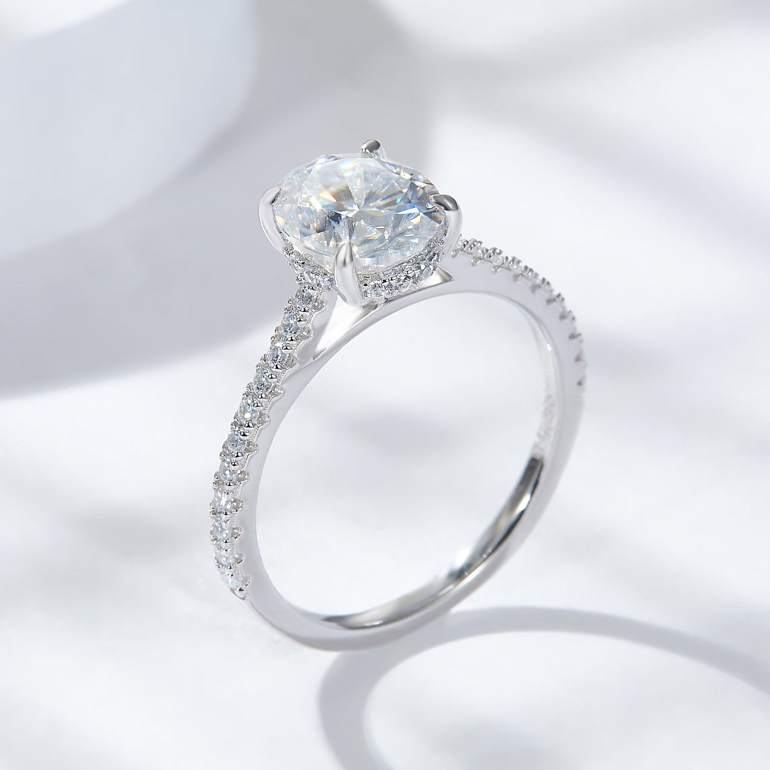 Farbenfroher Moissanit - „Emma“ Ovalschliff 2ct Moissanitring