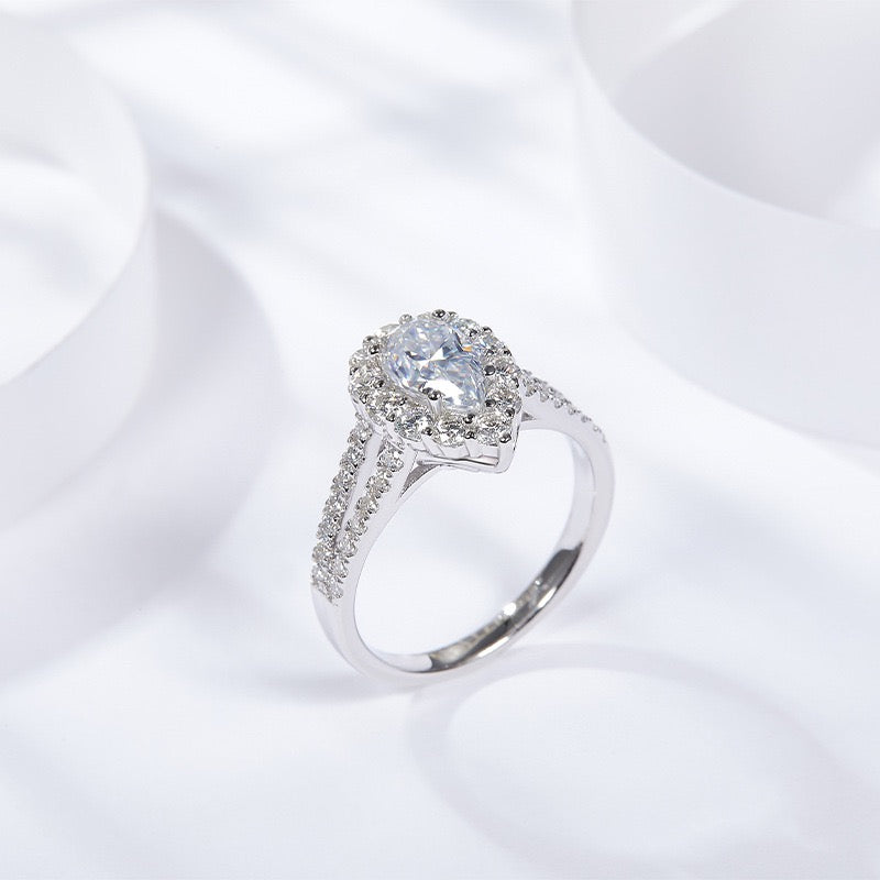Farbenfroher Moissanit - „Julia“ 1 Karat Moissanitring im Birnenschliff