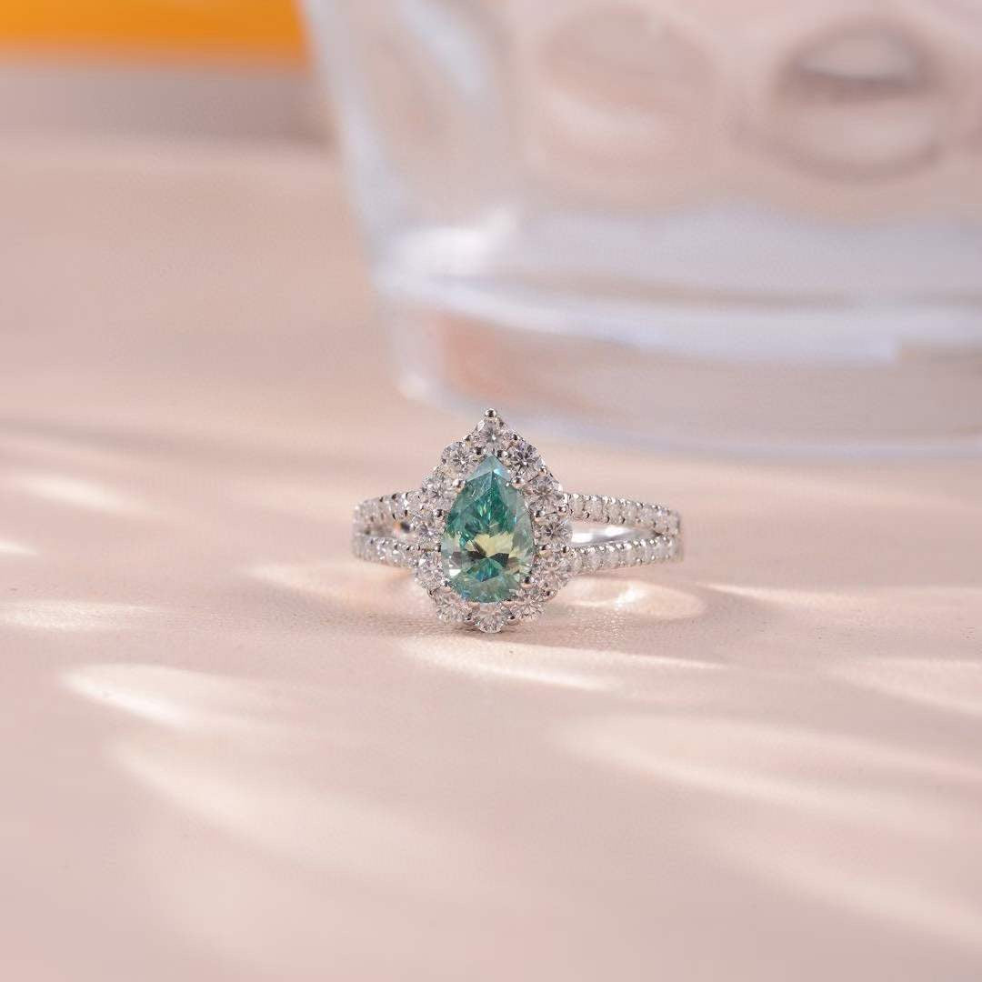 Farbenfroher Moissanit - „Julia“ 1 Karat Moissanitring im Birnenschliff