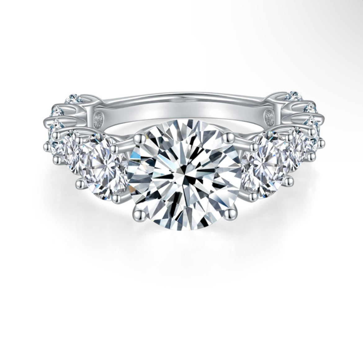 Vor „Venus“ 4 Karat Rundschliff Moissanit Ring