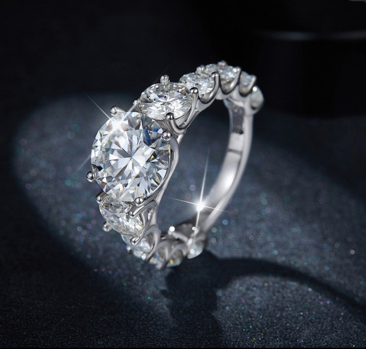 Vor „Venus“ 4 Karat Rundschliff Moissanit Ring