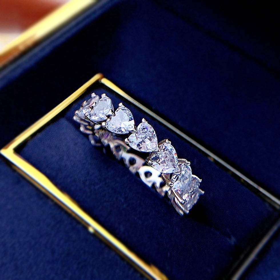 Ehering mit kohlenstoffreichem Diamanten