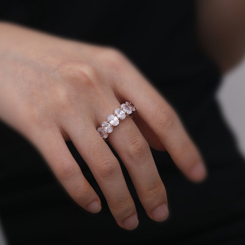 Ehering mit kohlenstoffreichem Diamanten