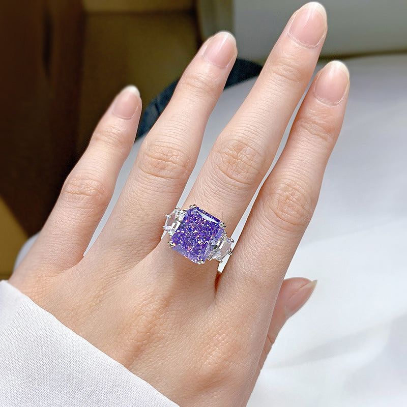 „Lavendel“ 5 Karat Radiant-Schliff High Carbon Diamantring