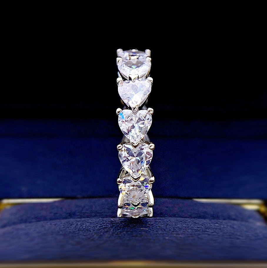 Ehering mit kohlenstoffreichem Diamanten