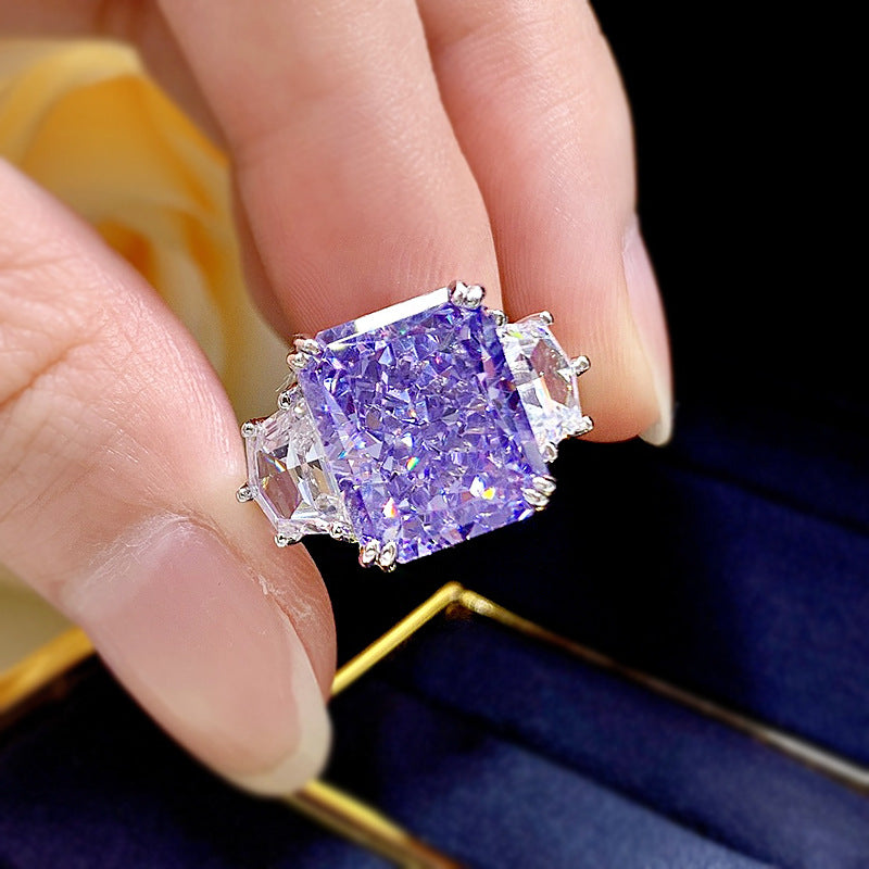 „Lavendel“ 5 Karat Radiant-Schliff High Carbon Diamantring