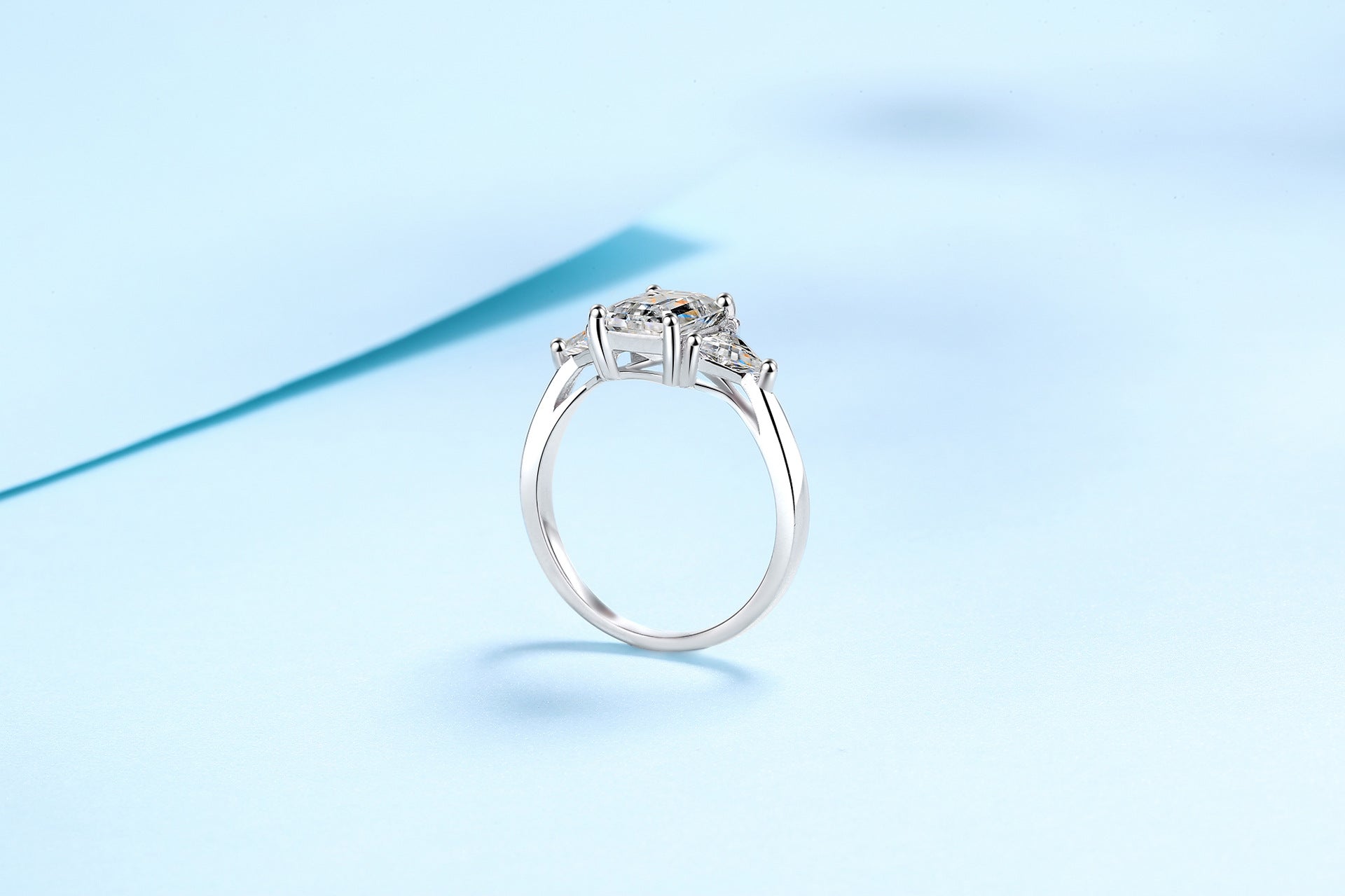 „Scarlett“ 2 Karat Smaragd/Radiant-Schliff Moissanit-Ring