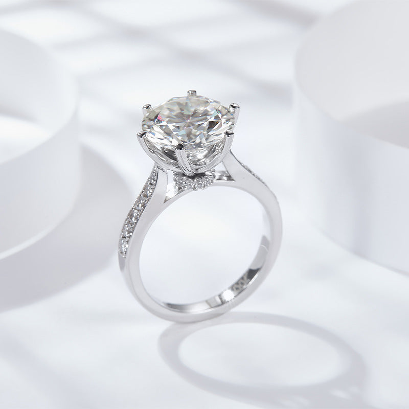 „Addison“ 5 Karat Moissanitring im Rundschliff