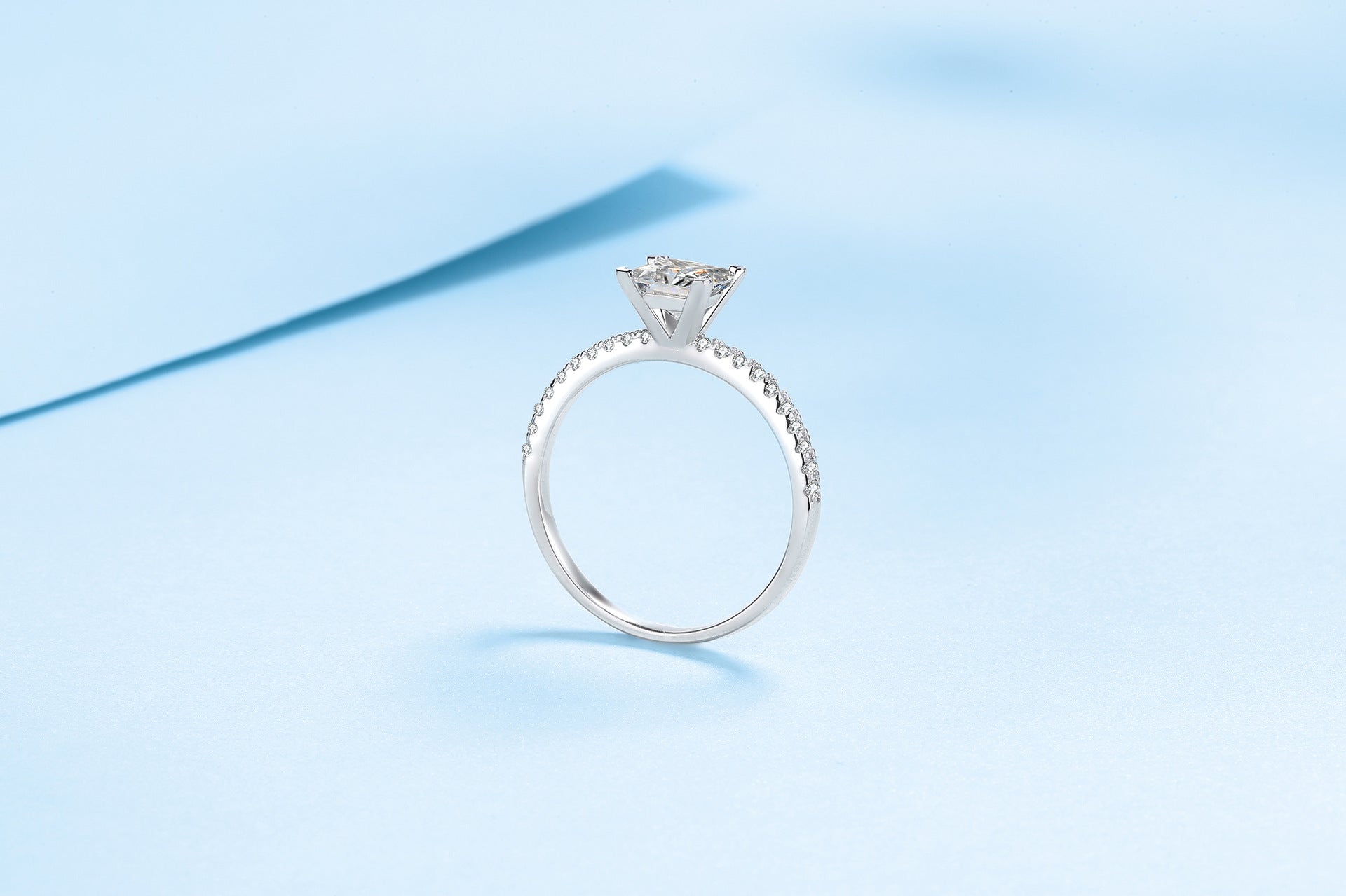 „Kitty“ Moissanitring im Prinzessschliff