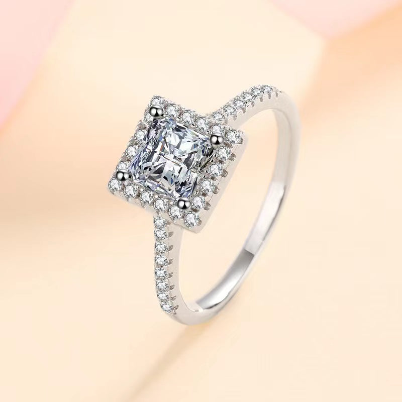 „Kitty“ Moissanitring im Prinzessschliff